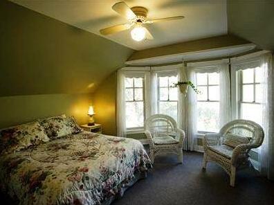 Yellowstone Suites Bed and Breakfast - Photo3