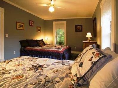 Yellowstone Suites Bed and Breakfast - Photo4