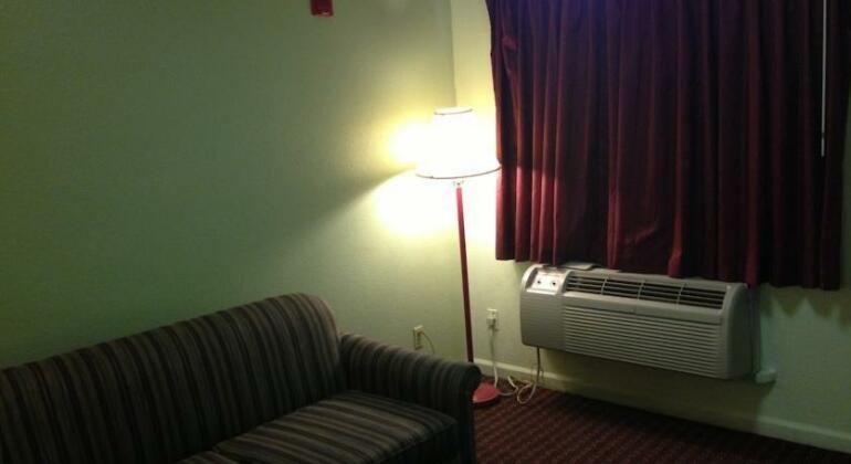 Garland Inn and Suites - Photo2