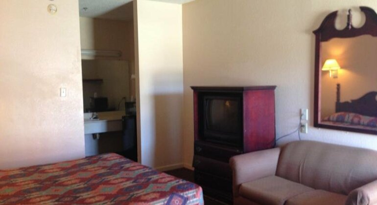 Garland Inn and Suites - Photo3