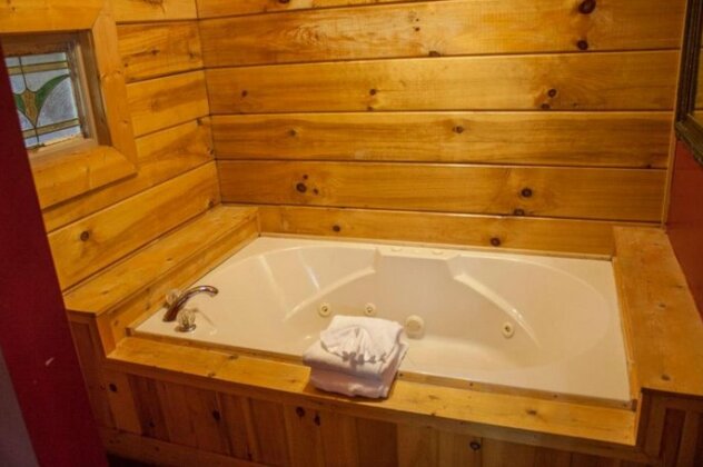 17 Honeysuckle Lodge Cabin - Photo2