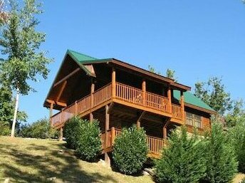 Artistic Mountain 2 Bedroom Home with Hot Tub