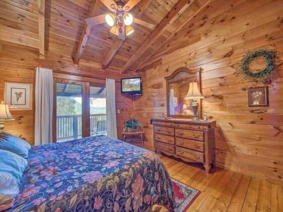 Cozy Bear Lodge 3 Bedrooms Private Near Downtown Hot Tub Sleeps 12 - Photo4