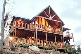 Majestic Point Lodge 5 Bedroom Mountain View Home with Hot Tub