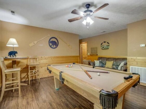 Smoky Bear Lodge 4 Bedrooms Hot Tub Arcade Sleeps 14 - Photo4