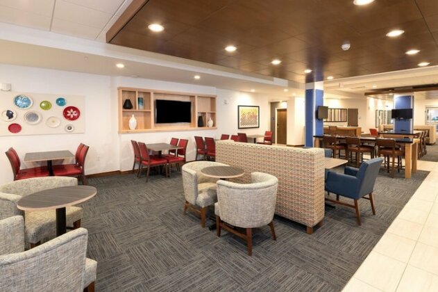 Holiday Inn Express & Suites - Gaylord - Photo3