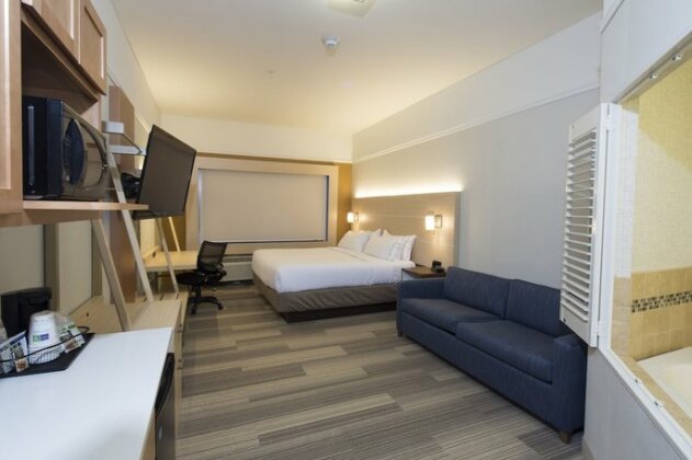 Holiday Inn Express & Suites - Gaylord - Photo4