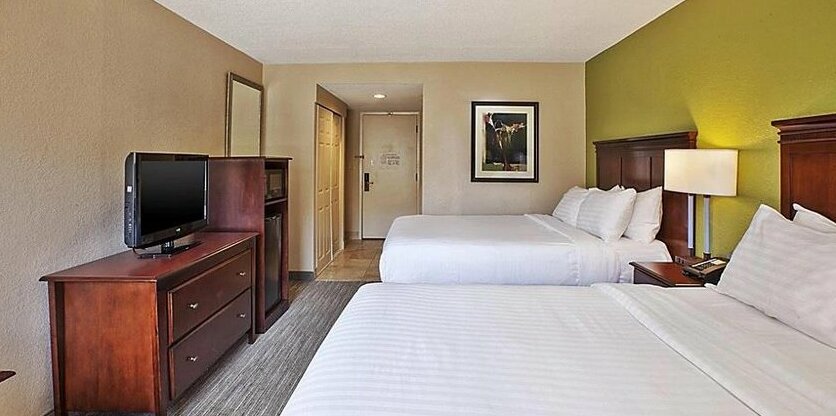 Holiday Inn Express and Suites Germantown - Photo3