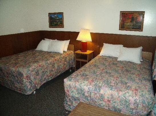 Swiftcurrent Motor Inn And Cabins - Photo5