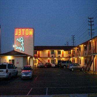 Glen Capri Inn and Suites - Photo2