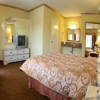 Glen Capri Inn and Suites - Photo5
