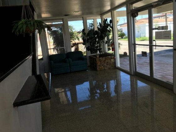 Lexington Inn Gonzales - Photo2
