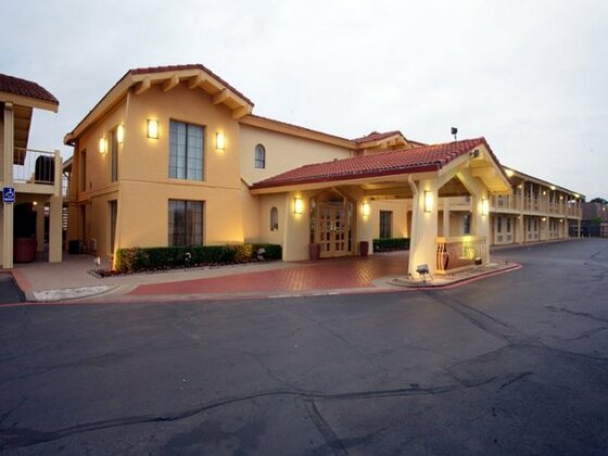 Baymont Inn & Suites Grand Prairie