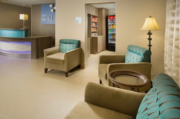 Holiday Inn Express Hotel and Suites DFW-Grapevine - Photo4
