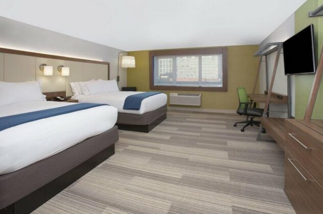 Holiday Inn Express & Suites Great Bend - Photo4