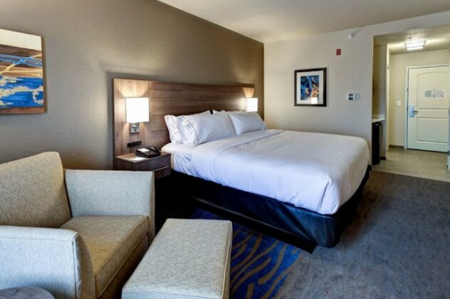 Holiday Inn Express & Suites Great Bend - Photo5
