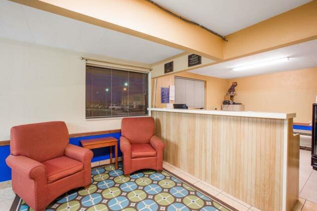 Travelodge by Wyndham Great Bend - Photo2