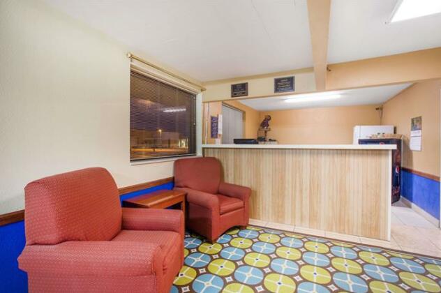 Travelodge by Wyndham Great Bend - Photo4