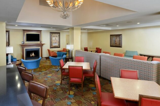Holiday Inn Express Hotel & Suites Greensboro - Airport Area - Photo3