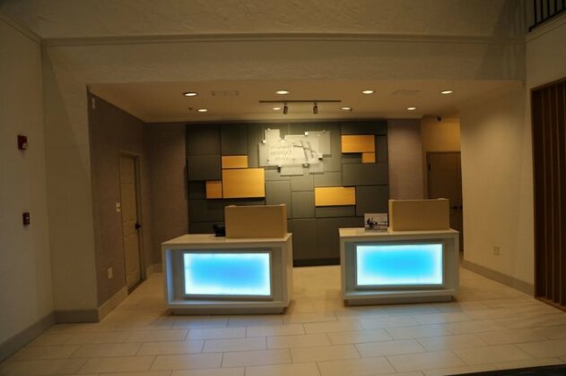 Holiday Inn Express Hotel & Suites Greenville - Photo4
