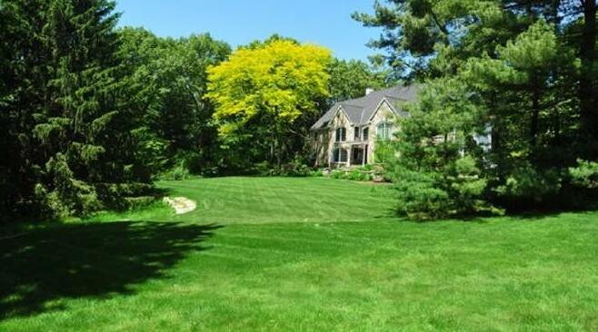Elegant Home on an Acre of Rolling Lawns - Photo3
