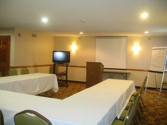 Country Inn & Suites by Radisson Grinnell IA - Photo3