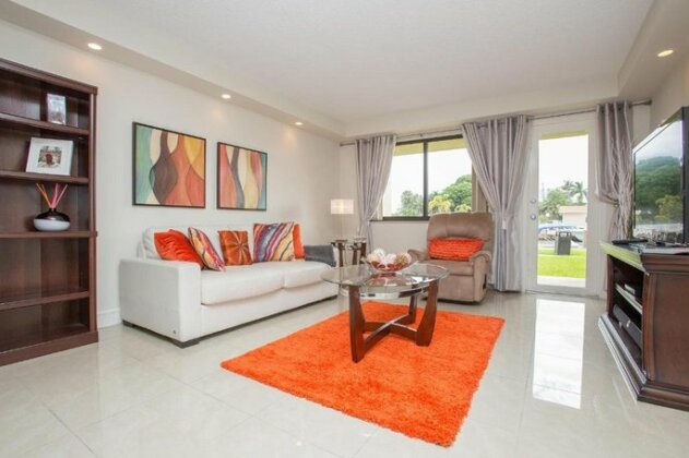 Comfortable 1BD Apartment with Water View in Hallandale Beach - Photo2