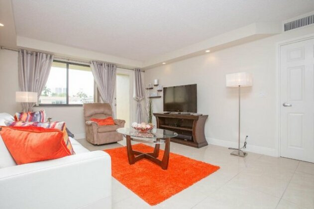 Comfortable 1BD Apartment with Water View in Hallandale Beach - Photo5