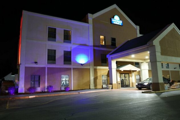 Days Inn & Suites by Wyndham Harvey Chicago Southland
