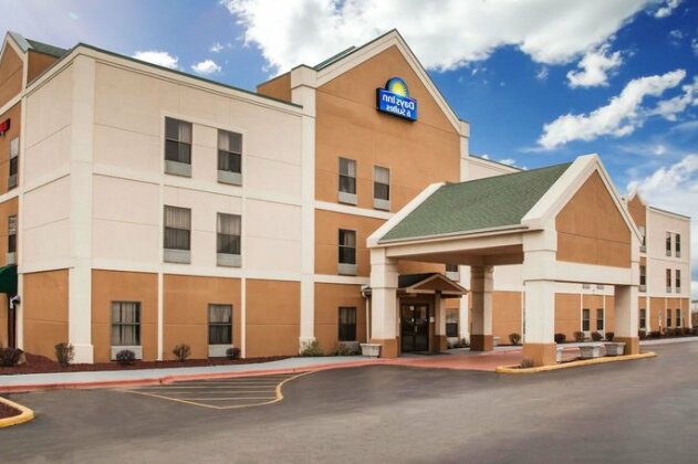 Days Inn & Suites by Wyndham Harvey Chicago Southland - Photo2