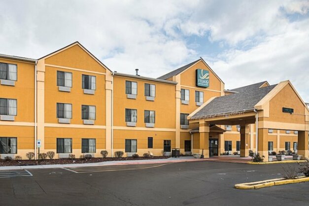 Quality Inn and Suites Harvey - Photo2