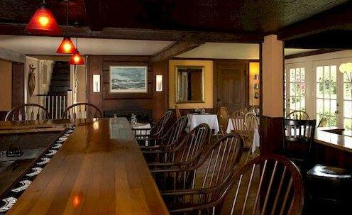 Mooncussers Tavern Inn and Restaurant - Photo5