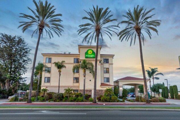 La Quinta Inn & Suites NE Long Beach Cypress - Photo3