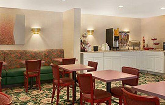 Red Carpet Inn & Suites Hazle Township - Photo2