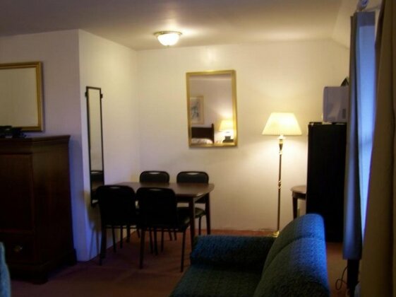 Golden Knight Inn and Suites - Photo4