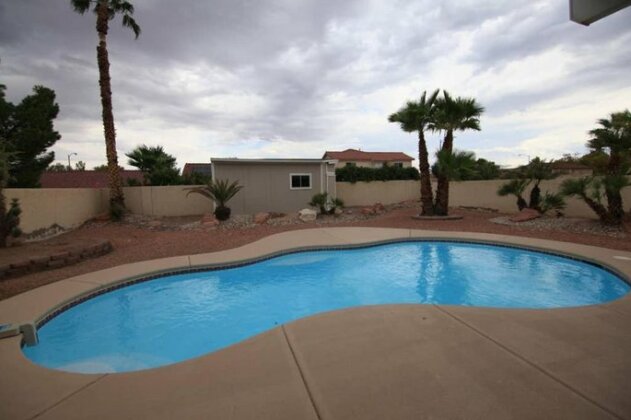 Relaxing 4 Bedroom House With A Pool and Hot Tub - Photo2