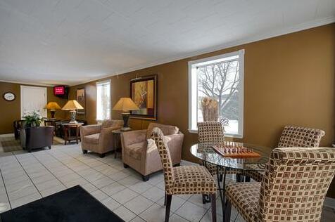 Red Roof Inn and Suites Herkimer - Photo3