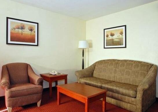 Days Inn & Suites by Wyndham Hickory - Photo5