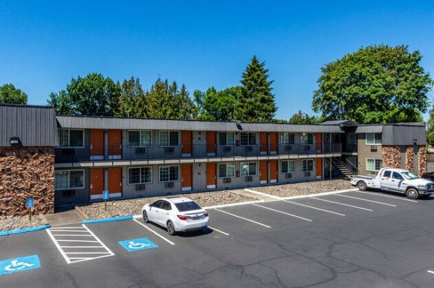 Econo Lodge Inn & Suites West Portland Hillsboro - Photo4