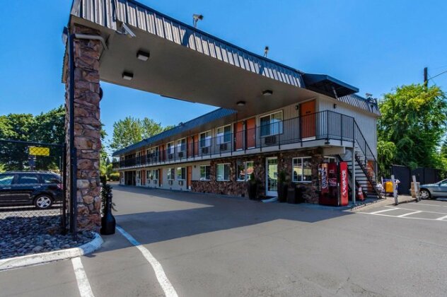 Econo Lodge Inn & Suites West Portland Hillsboro - Photo5