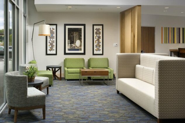 Holiday Inn Express & Suites by IHG Altoona - Photo3