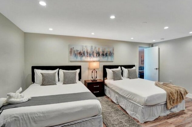 Trendy Renovated 4 BR Home w/ Heated Pool - Photo3