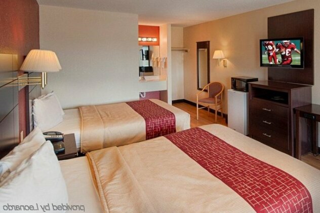 Red Roof Inn Holton - Photo4