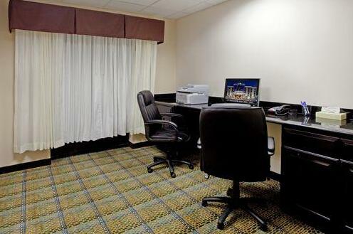 Holiday Inn Express Hotel & Suites Hope Mills-Fayetteville Airport - Photo3