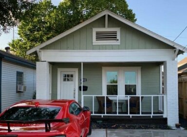 Awesome Houston Bungalow Close to Downtown