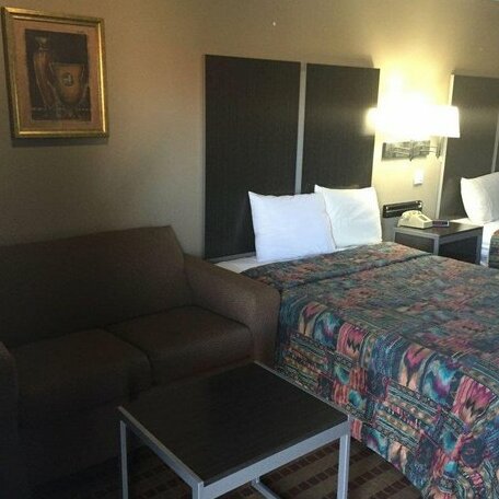 Camelot Inn and Suites - Photo4