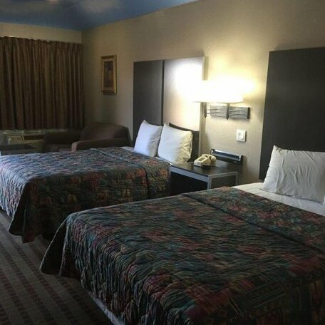 Camelot Inn and Suites - Photo5