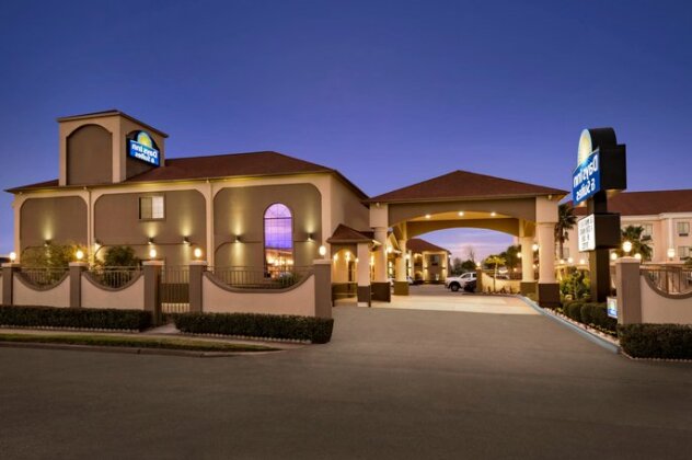 Days Inn & Suites by Wyndham Houston Hobby Airport - Photo3