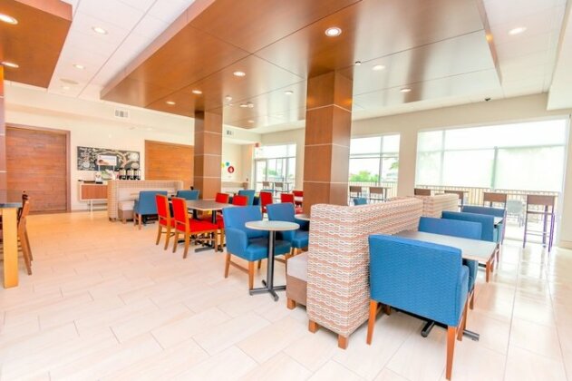 Holiday Inn Express & Suites - Houston IAH - Beltway 8 - Photo5
