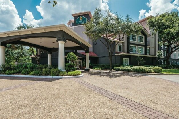 La Quinta Inn and Suites Houston Bush IAH South - Photo4